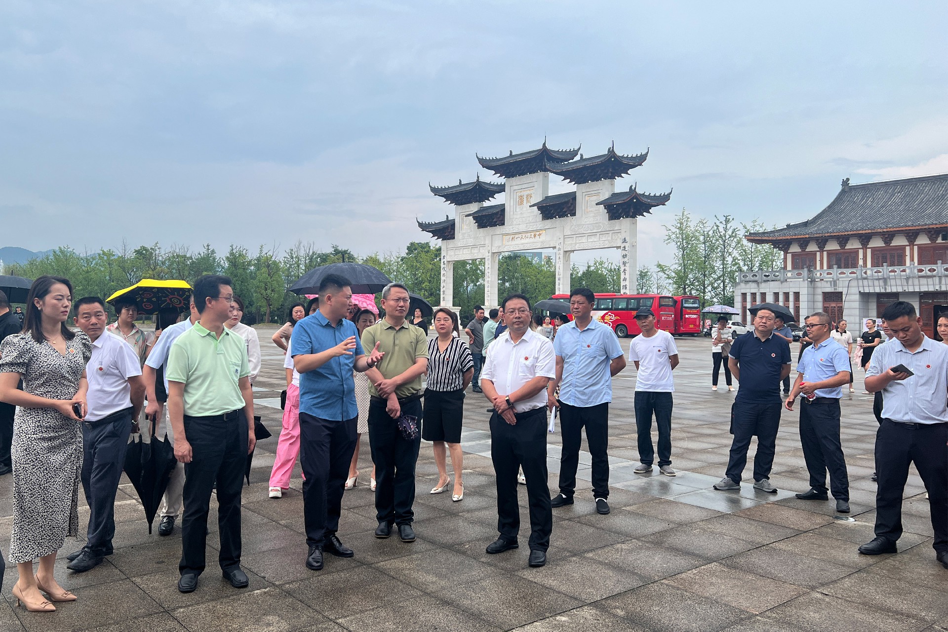 新区商会执委会与会人员前往yl6776永利集团股份有限公司进行实地走访参观